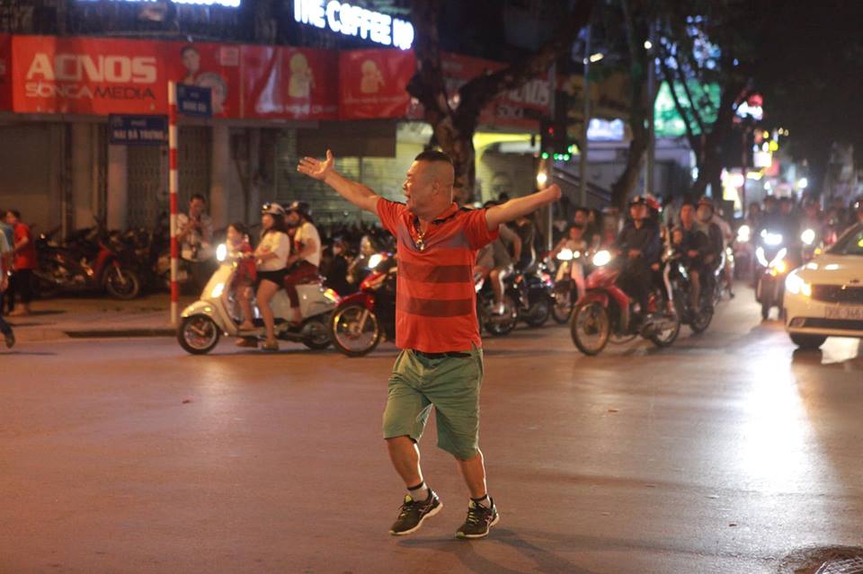 CĐV đổ ra đường "đi bão", cờ đỏ sao vàng nhuộm đỏ phố phường - 18